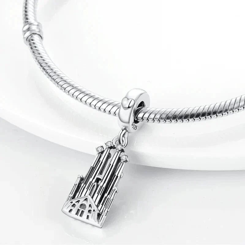 La Sagrada Familia Charm